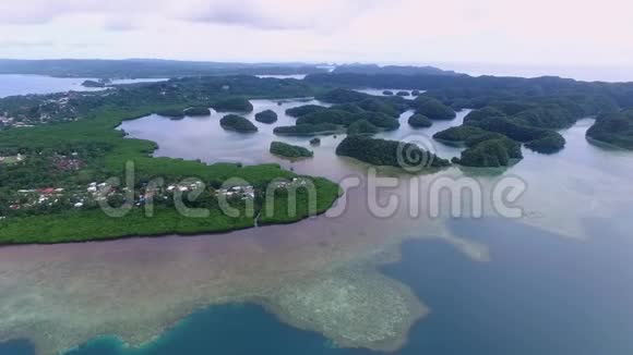 帕劳和科罗岛地区背景是许多小岛珊瑚礁和泻湖城市景观视频的预览图