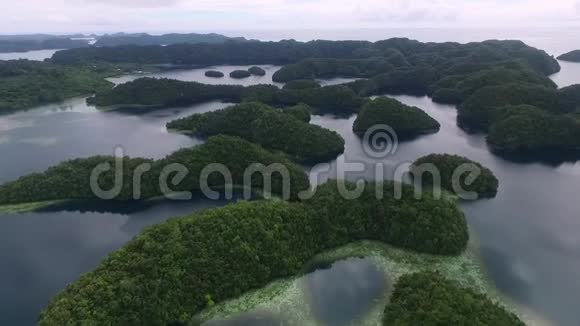 帕劳和科罗岛地区背景是许多小岛珊瑚礁和泻湖七视频的预览图