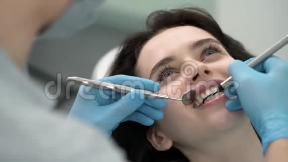 漂亮女人牙科诊所的牙齿治疗视频的预览图