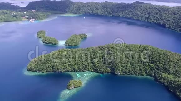 科罗岛的鸟瞰图许多绿色小岛带有五颜六色珊瑚礁和热带泻湖的海景帕劳十三视频的预览图