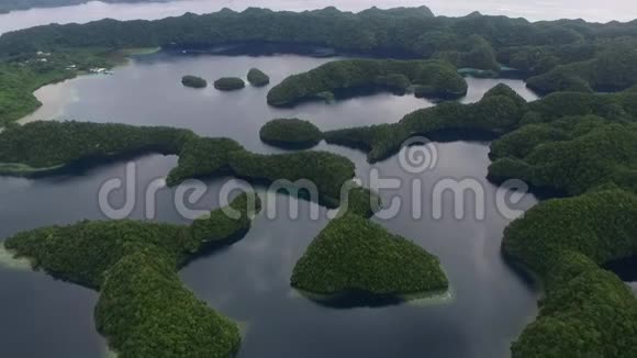 帕劳和科罗岛地区背景是许多小岛珊瑚礁和泻湖九视频的预览图