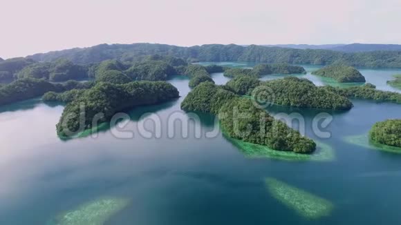 科罗岛的鸟瞰图许多绿色小岛带有五颜六色珊瑚礁和热带泻湖的海景帕劳景观和视频的预览图