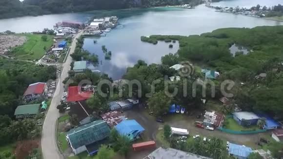 帕劳的科罗岛背景中有五颜六色的珊瑚礁的海景Kororor城市景观与街蚁地方建筑IV视频的预览图