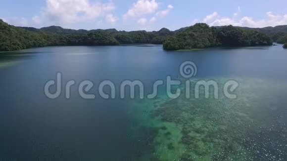 科罗岛的鸟瞰图许多绿色小岛背景一的帕劳海相带着五颜六色的珊瑚礁和热带泻湖视频的预览图