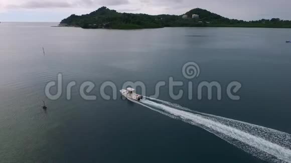 继帕劳科罗岛的船只和海景之后背景一的梅永岛视频的预览图