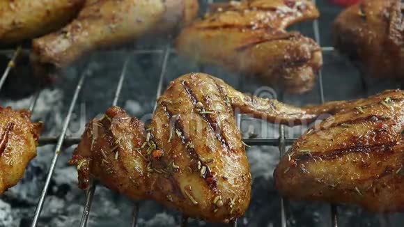 烤鸡腿鸡翅烧烤烤炉烹饪工艺视频的预览图