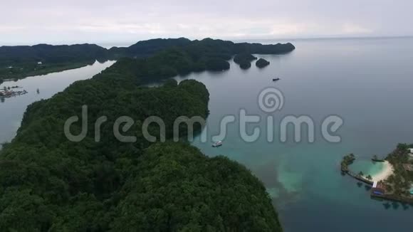 帕劳的科罗岛海洋和长岛公园渡轮和船底视频的预览图