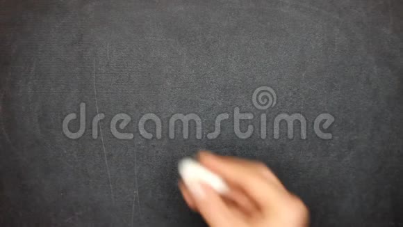 小黑板用字闭合用粉笔写在上面用粉笔沿轮廓划动视频的预览图