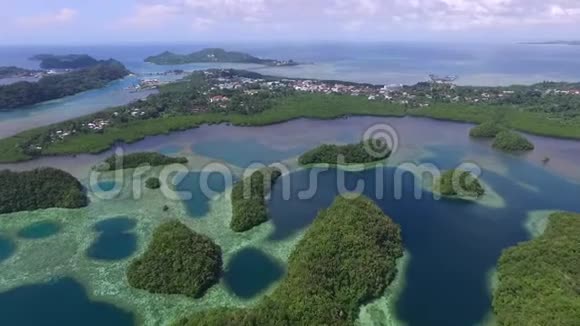 科罗岛的鸟瞰图许多绿色小岛帕劳海相带着五颜六色的珊瑚礁和热带泻湖城市景观视频的预览图