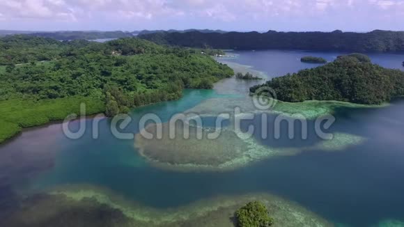 科罗岛的鸟瞰图许多绿色小岛帕劳海相带着五颜六色的珊瑚礁和热带泻湖城市景观视频的预览图