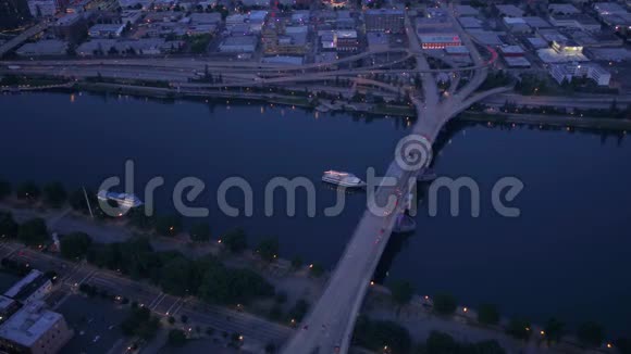 俄勒冈州波特兰2017年6月夜间黄昏4K激励2方案视频的预览图
