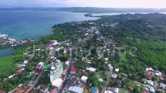 鸟瞰科罗岛城市景观带有五颜六色珊瑚礁和热带泻湖的海景帕劳的空中景色视频的预览图