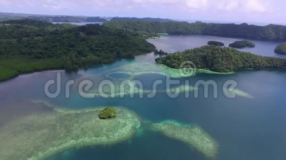 科罗岛的鸟瞰图许多绿色小岛带有五颜六色珊瑚礁和热带泻湖的海景帕劳十九视频的预览图