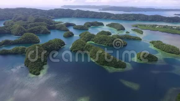 科罗岛的鸟瞰图许多绿色小岛带有五颜六色珊瑚礁和热带泻湖的海景帕劳十四视频的预览图