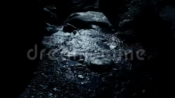 黑暗诡异的森林有水流和岩石在哈兹山地景观视频的预览图