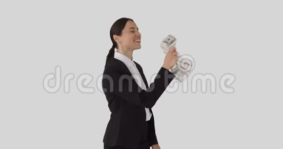 女商人在白色背景下挥舞钞票视频的预览图
