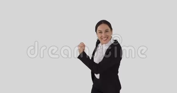 成功的女商人为白人跳舞视频的预览图
