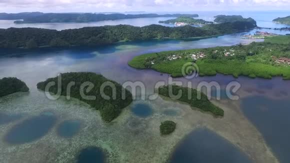 帕劳和科罗岛地区背景是许多小岛珊瑚礁和泻湖八视频的预览图