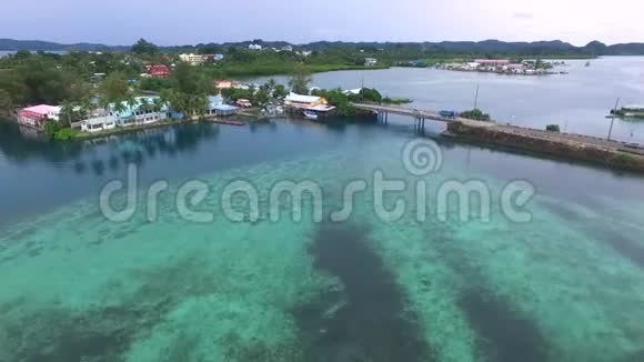 帕劳科罗岛的海景背景长岛公园大桥上的交通视频的预览图