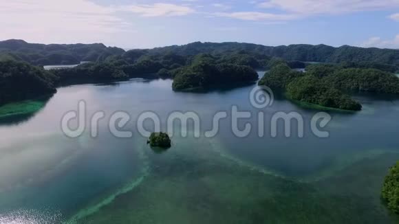 科罗岛的鸟瞰图许多绿色小岛带有五颜六色珊瑚礁和热带泻湖的海景帕劳景观和视频的预览图