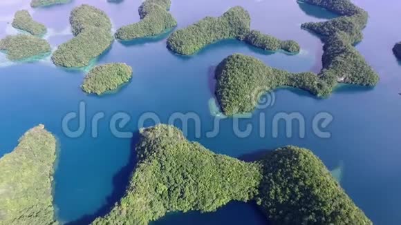 科罗岛的鸟瞰图许多绿色小岛带有五颜六色珊瑚礁和热带泻湖的海景帕劳景观一视频的预览图
