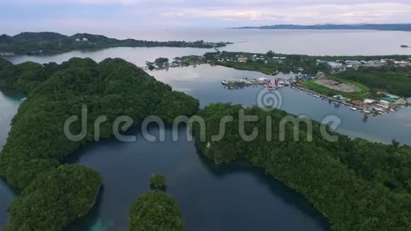 帕劳科罗岛的海景背景一的清水及城市景观视频的预览图