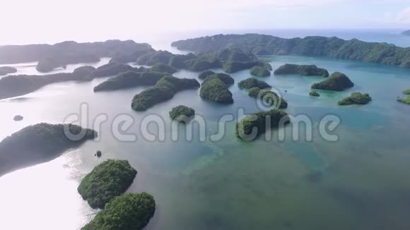 鸟瞰科罗岛许多绿岛带有五颜六色珊瑚礁和热带泻湖的海景空中景色视频的预览图