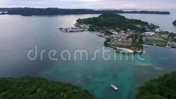 帕劳科罗岛的海景船和城市景观港口码头视频的预览图
