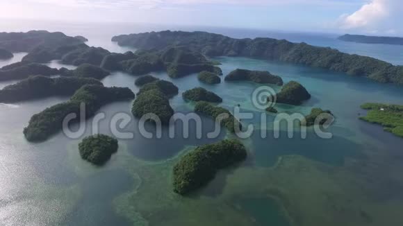 鸟瞰科罗岛许多绿岛带有五颜六色珊瑚礁和热带泻湖的海景空中景色视频的预览图