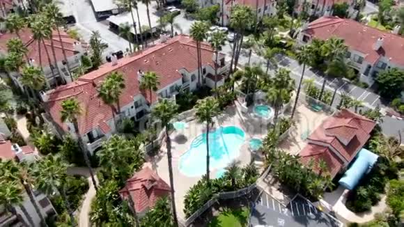 典型南加州西班牙风格住宅公寓和游泳池的鸟瞰图视频的预览图