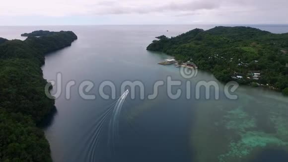 帕劳科罗岛的景观和海景背景中的船和梅永岛视频的预览图