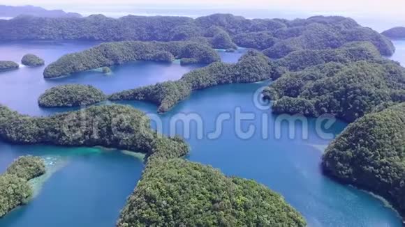 科罗岛的鸟瞰图许多绿色小岛带有五颜六色珊瑚礁和热带泻湖的海景帕劳九视频的预览图