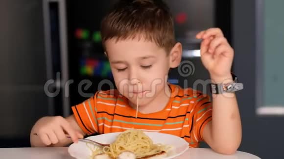 孩子们在餐桌上玩意大利面凌乱的脸吃饭酱汁和孩子男孩坐在托儿所吃面条视频的预览图