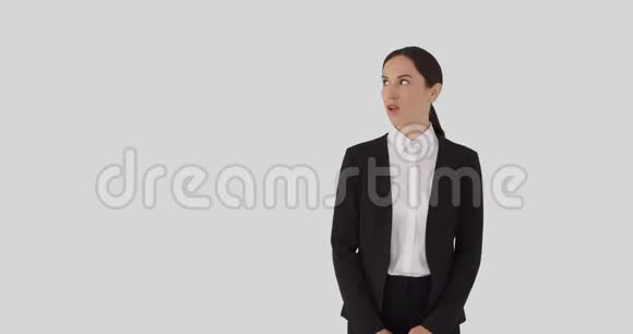 出色的女商人在白色背景下的广告产品视频的预览图