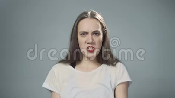 戴蓝色拳击手套的愤怒女人的视频视频的预览图