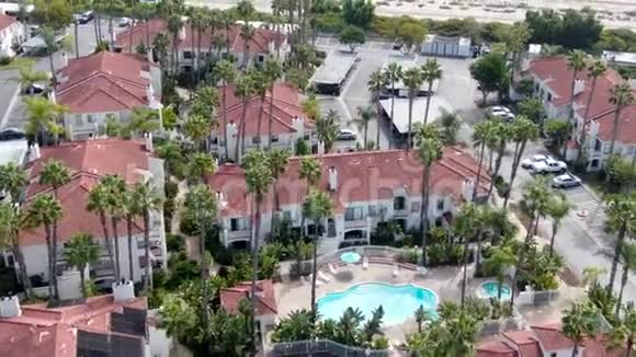 典型南加州西班牙风格住宅公寓和游泳池的鸟瞰图视频的预览图