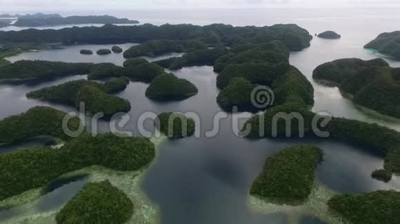 帕劳和科罗岛地区背景是许多小岛珊瑚礁和泻湖十三视频的预览图