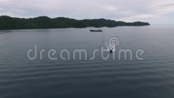 帕劳科罗岛的海景船和渡轮在后台我的船视频的预览图