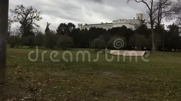 卢索夫斯斯洛伐克JANUY032020斯洛伐克废弃的历史城堡庭院的视图相机从左到右视频的预览图
