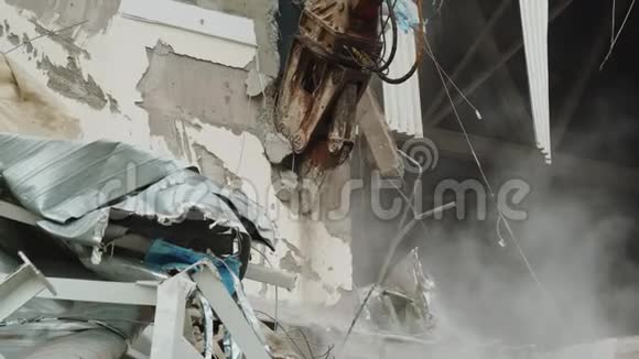 挖掘机配合切割机破坏旧竞技场混凝土墙视频的预览图