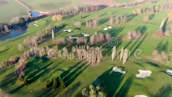 秋季高尔夫球场的鸟瞰图视频的预览图