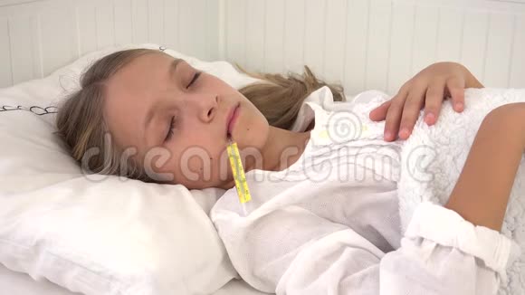 患病儿童卧床患病儿童体温计女孩住院药物视频的预览图