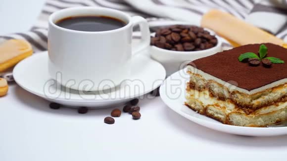提拉米苏甜点广场部分萨沃亚迪饼干和一杯咖啡隔离在白色背景视频的预览图