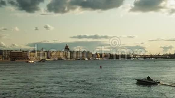 摩托艇沿着河帆驶过美丽的建筑物视频的预览图