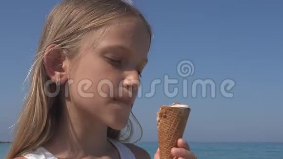 儿童在日落海滩吃冰淇淋夏天在海滨小女孩视频的预览图