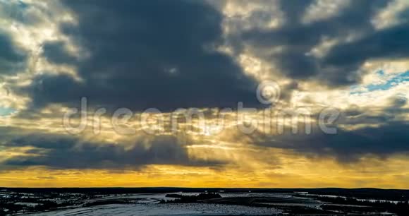 冬天风景的流逝美丽的天空云彩在风景上移动4K太阳的光芒视频的预览图
