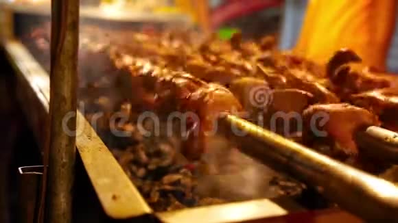 泰国街美食烤鹑滚在烤架篦子上视频的预览图