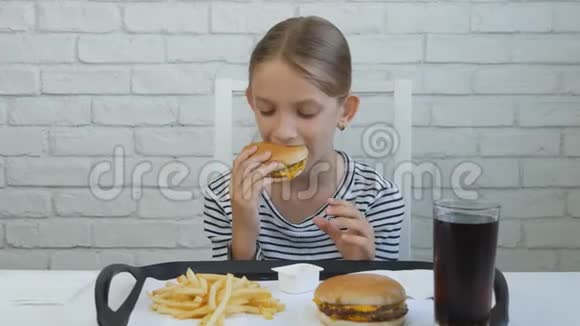 儿童吃快餐儿童在餐厅吃汉堡女孩喝果汁视频的预览图