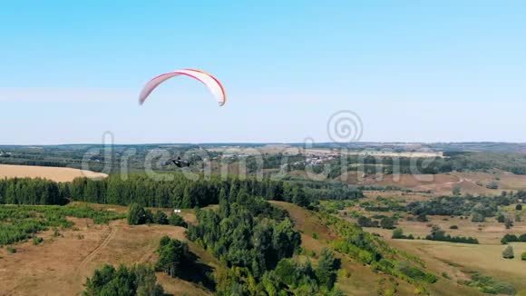 滑翔伞在森林上空降落飞行视频的预览图