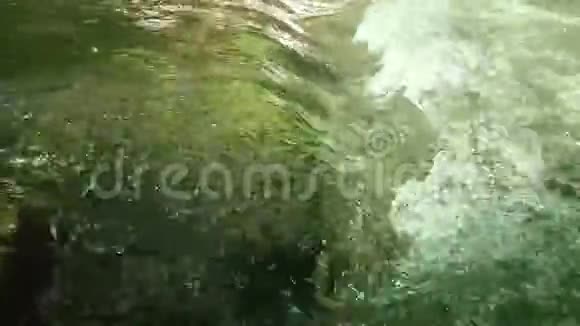 美丽的水在山河中的超慢动作视频视频的预览图